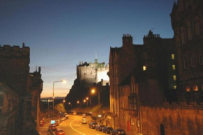 Lovely 2 bed flat located next to Edinburgh Castle